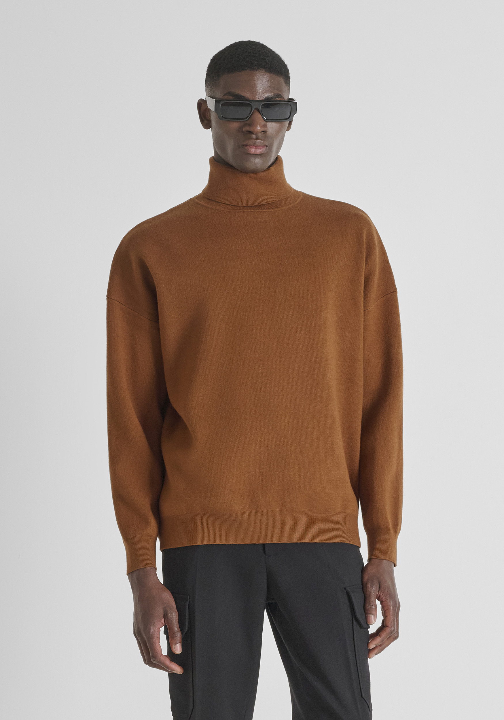 JERSEY CUELLO ALTO RELAXED FIT EN MEZCLA VISCOSA