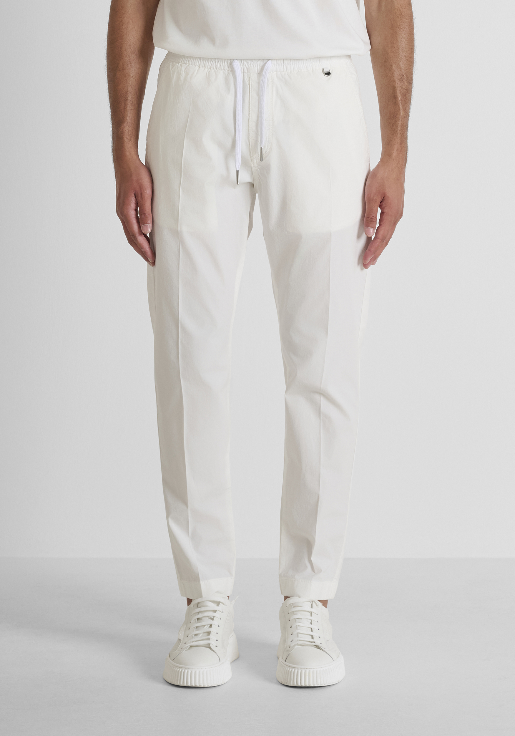 PANTALONES SLIM FIT «SALEM» DE ALGODÓN ELÁSTICO CON PLACA CON LOGOTIPO