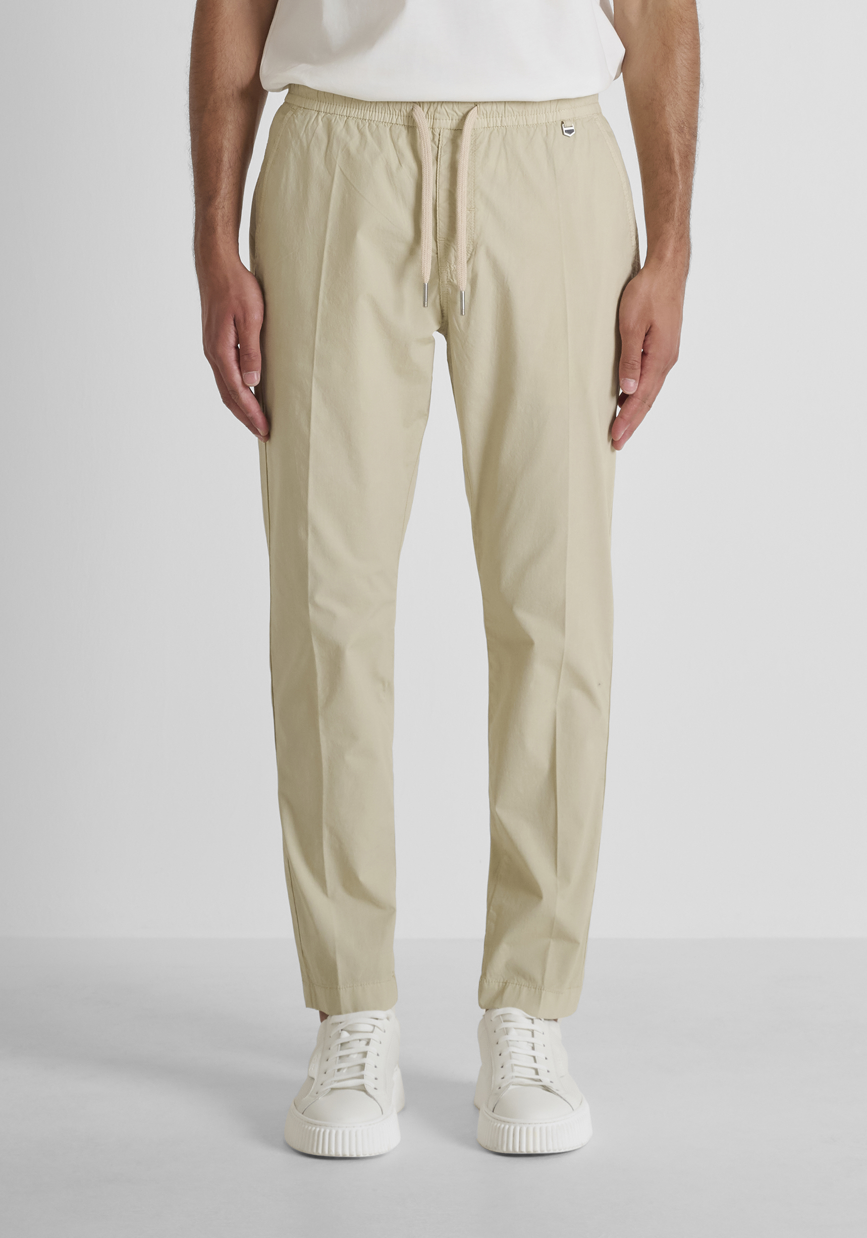 PANTALONES SLIM FIT «SALEM» DE ALGODÓN ELÁSTICO CON PLACA CON LOGOTIPO