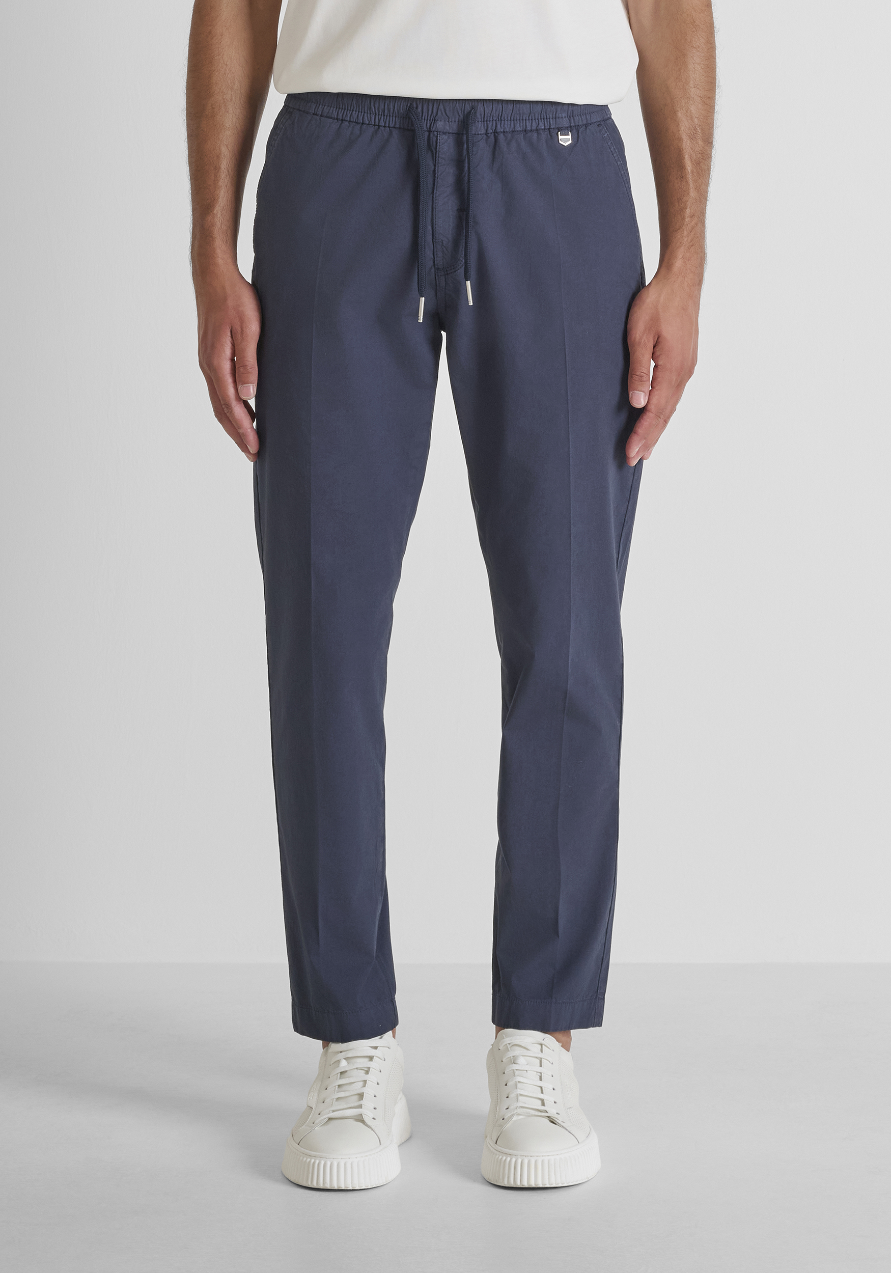 PANTALONES SLIM FIT «SALEM» DE ALGODÓN ELÁSTICO CON PLACA CON LOGOTIPO