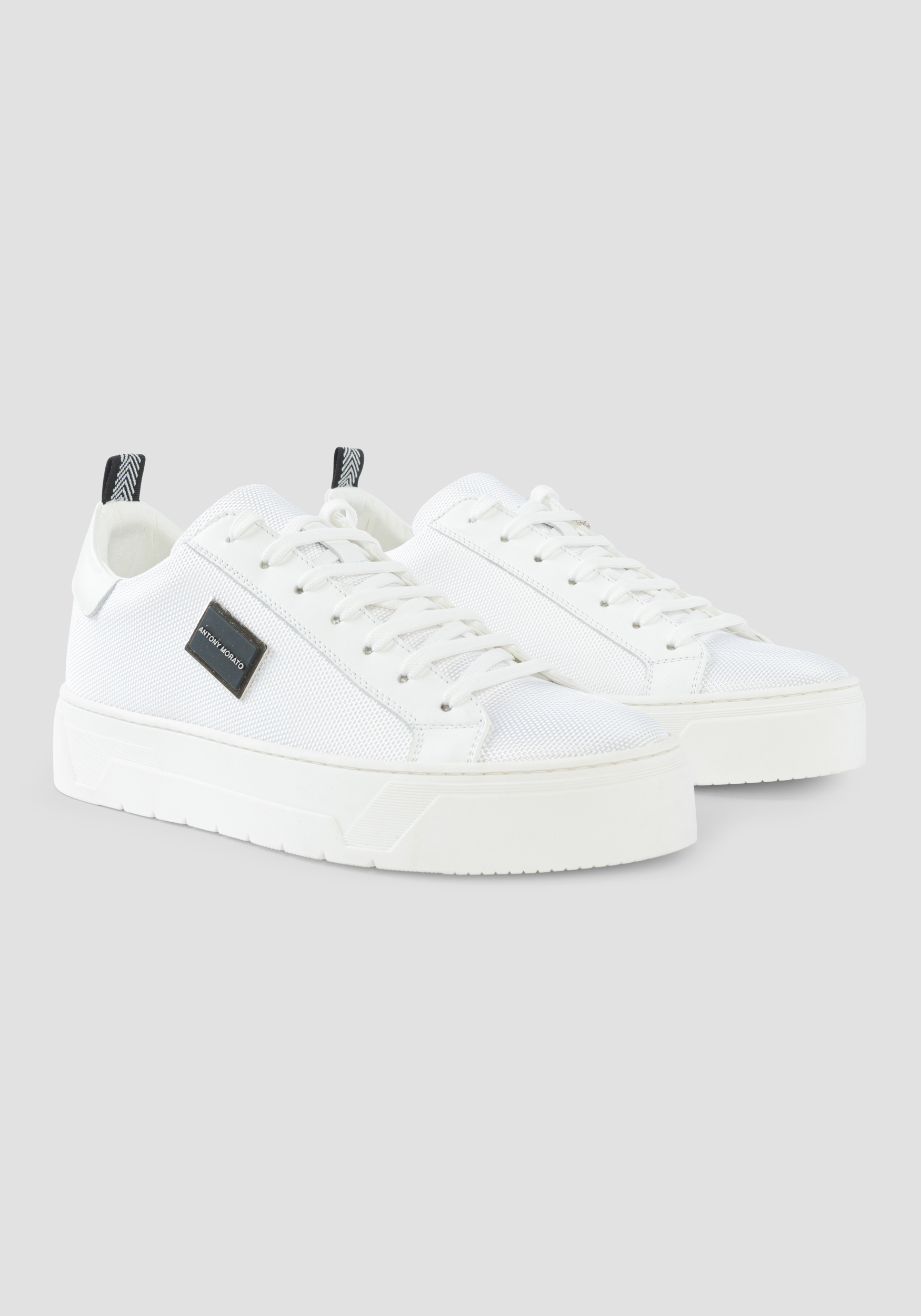 ZAPATILLAS BAJAS «METAL BOLD» CON DETALLES DE PIEL