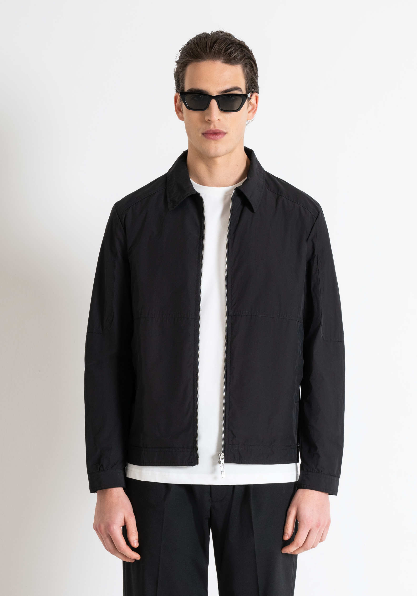 GIUBBOTTO REGULAR FIT IN TWILL TECNICO CON PLACCHETTA LOGATA