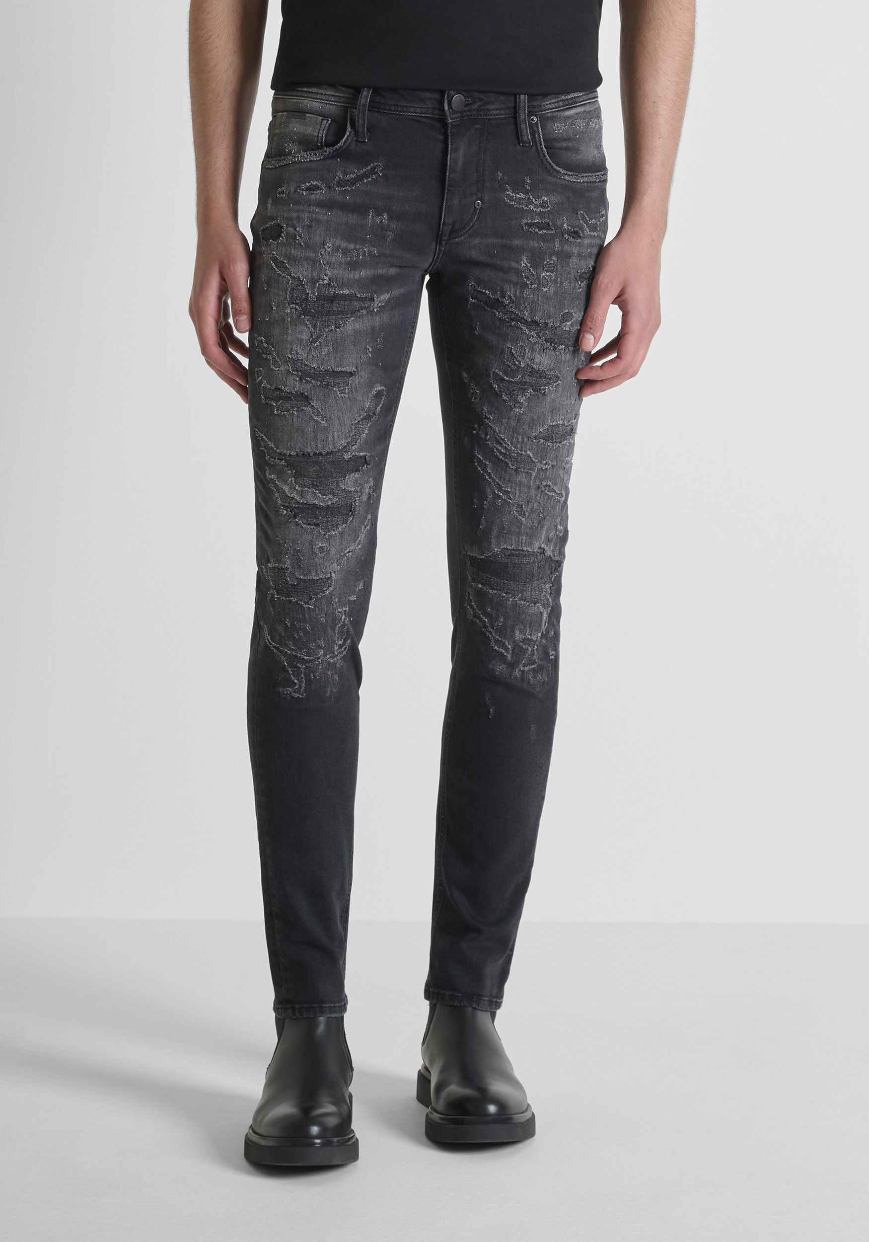 JEANS "OZZY" TAPERED FIT SUPER DESTROYED IN DENIM NERO