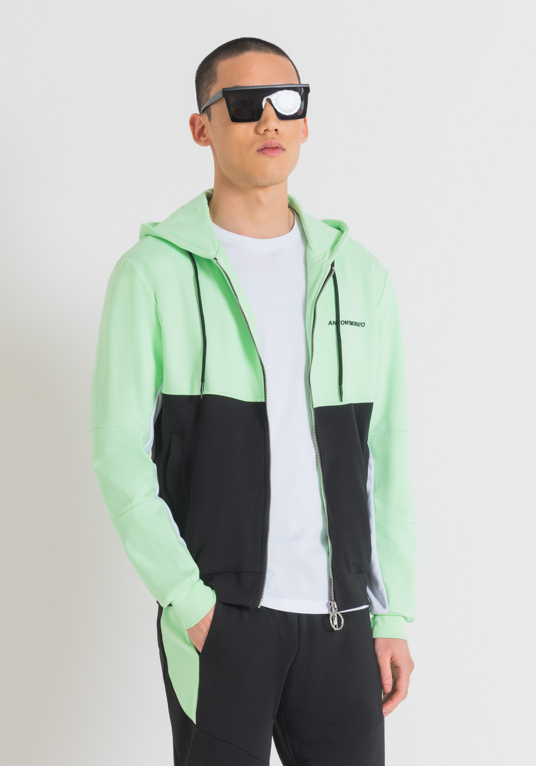 FELPA REGULAR FIT IN COTONE E POLIESTERE SOSTENIBILE CON STAMPA E CAPPUCCIO