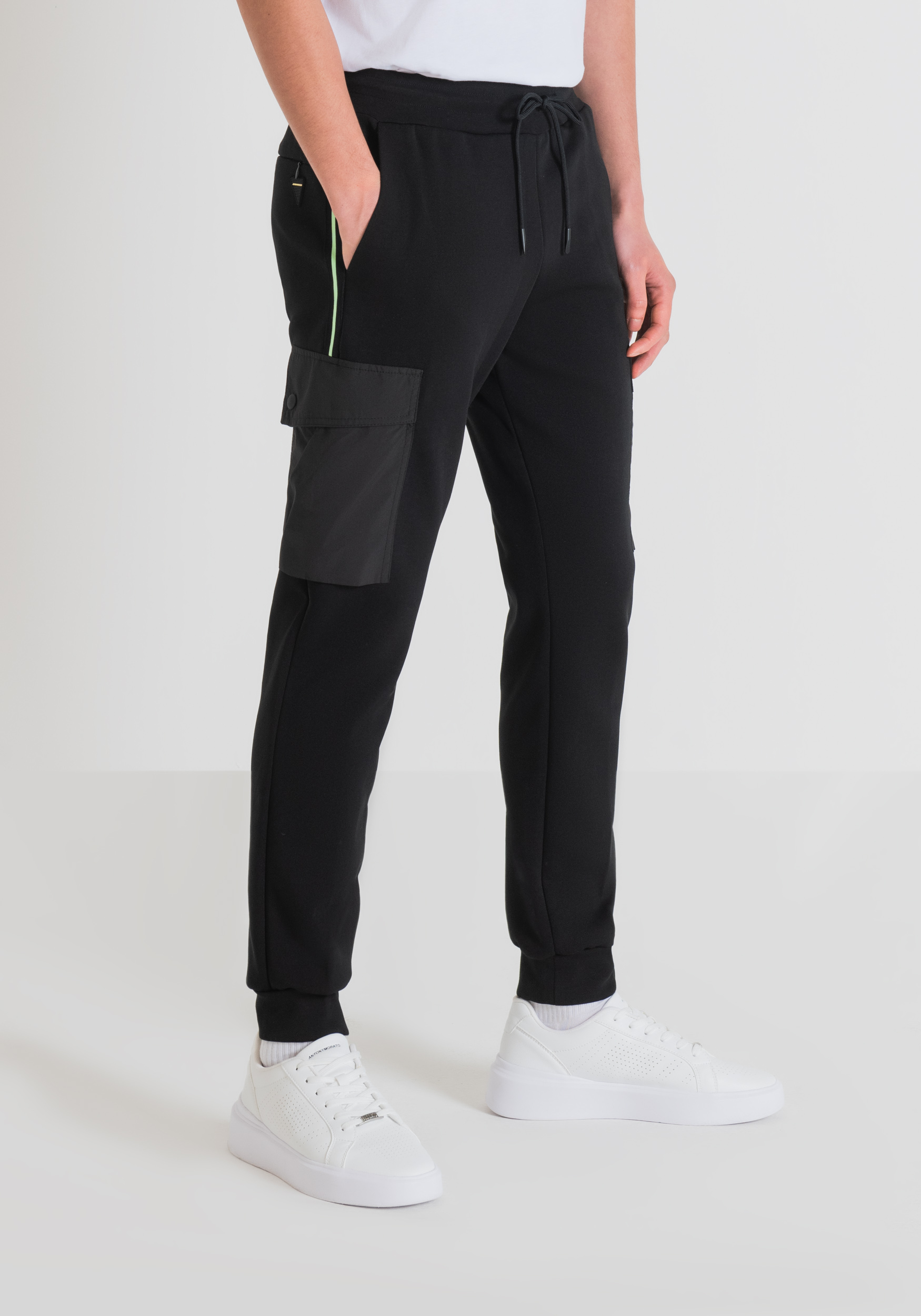 PANTALONI REGULAR FIT IN FELPA MISTO COTONE CON TASCONI LATERALI