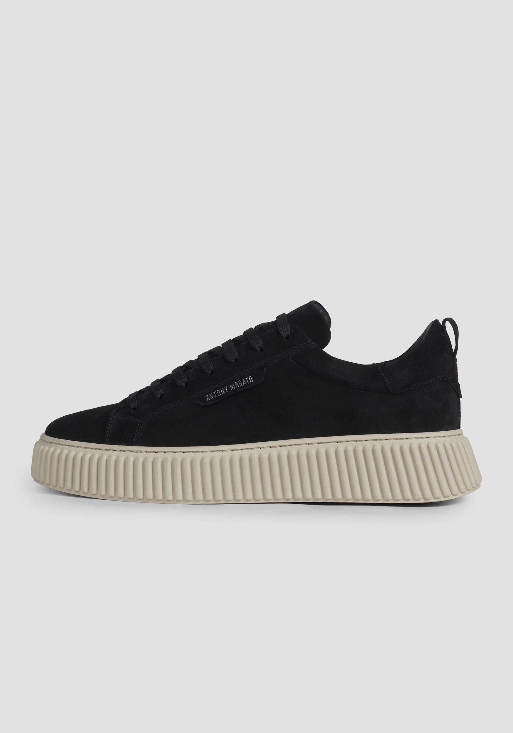 Sneaker "Hopper" nera in camoscio con logo 3D laminato e suola platform con motivo cordon