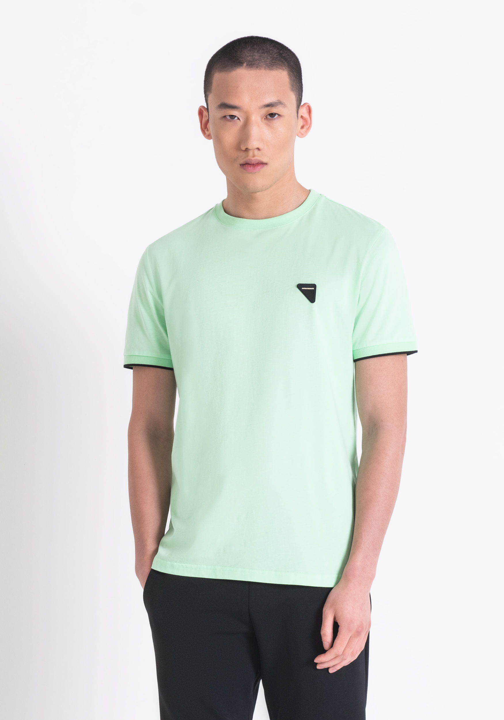 T-SHIRT SLIM FIT IN 100% COTONE CON PATCH LOGATA