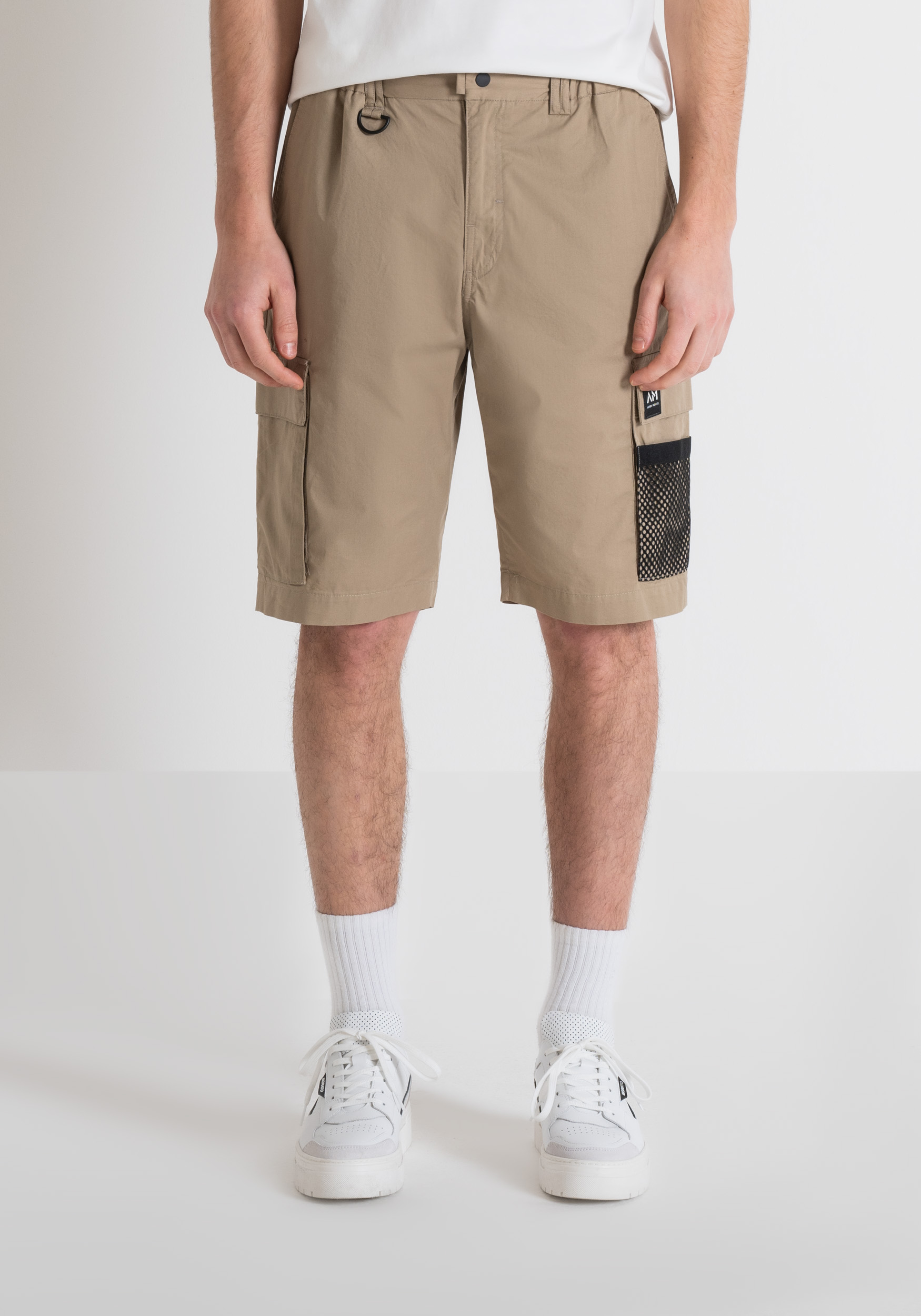 SHORTS REGULAR FIT IN TWILL DI COTONE CON PATCH LOGATO