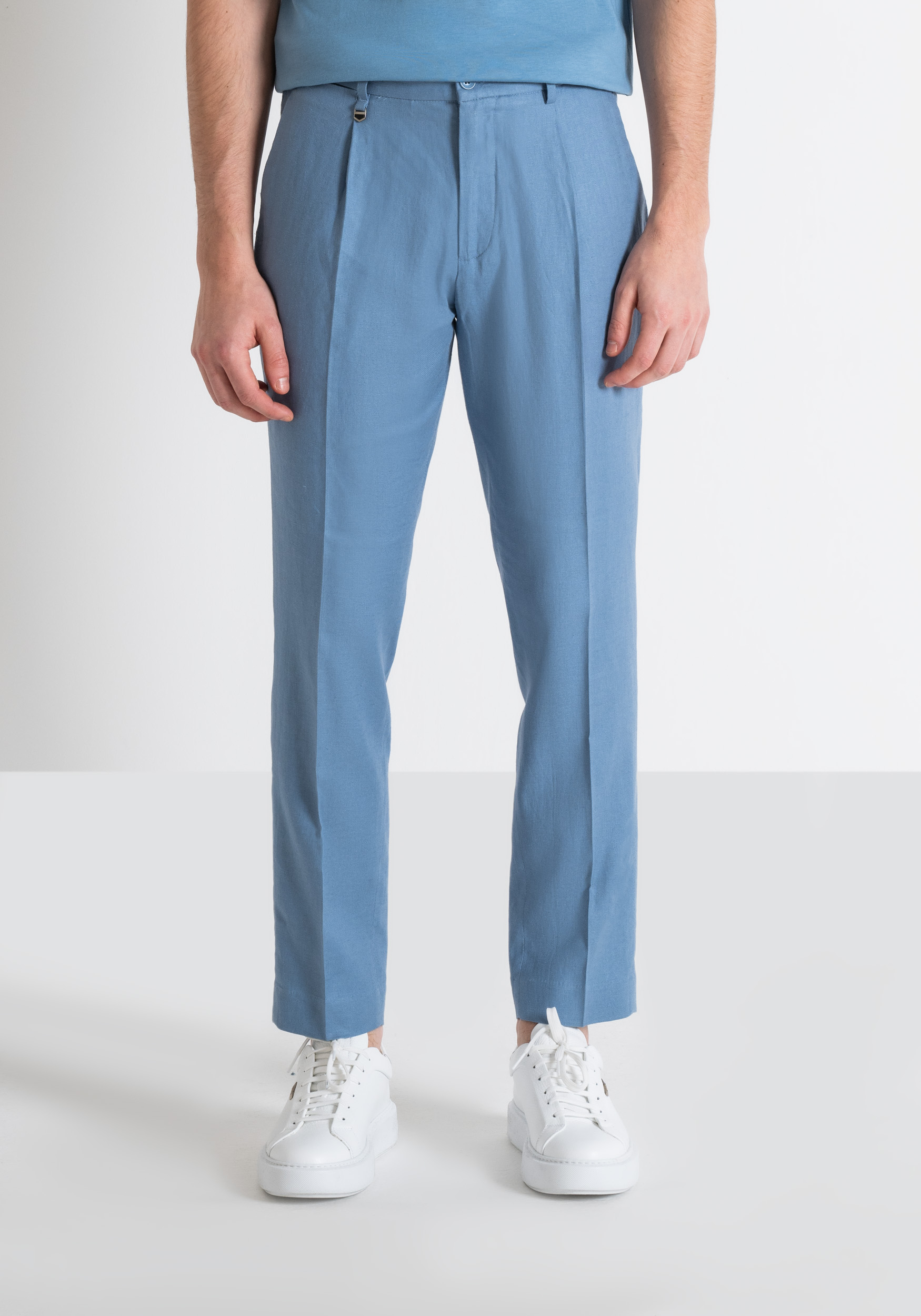 PANTALONI CARROT FIT “GUSTAF” IN MISTO LINO