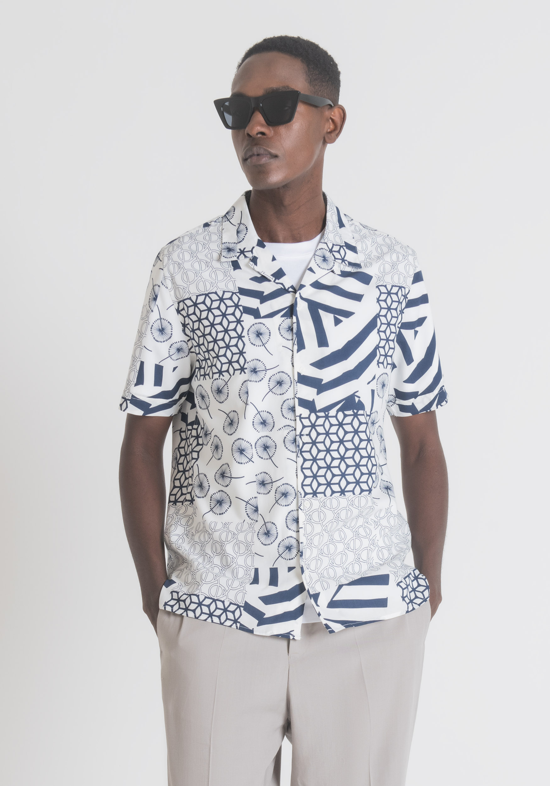 CAMICIA REGULAR STRAIGHT FIT ì A MANICHE CORTE CON STAMPA PATCHWORK