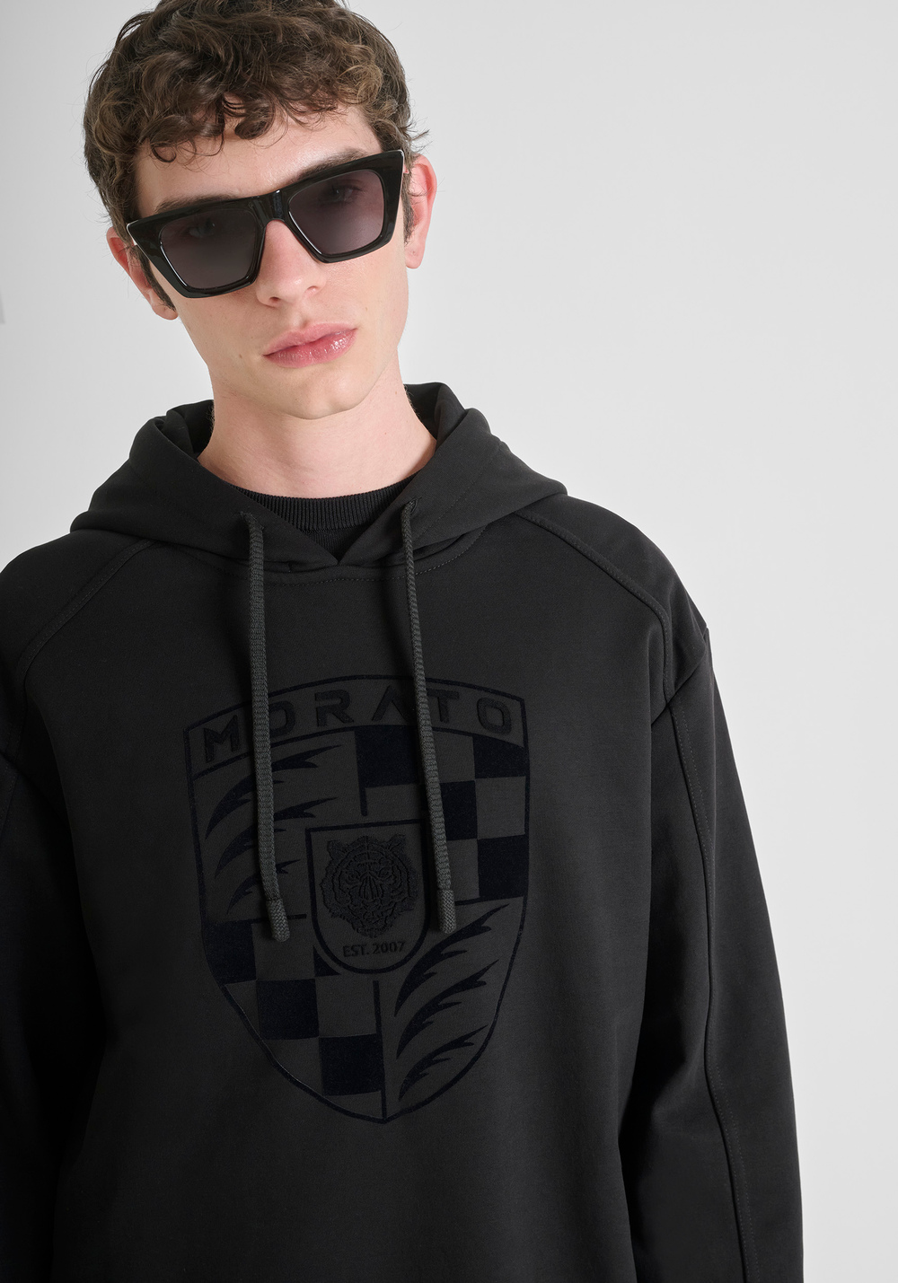 FELPA CON CAPPUCCIO RELAXED FIT IN MISTO COTONE SOSTENIBILE CON STAMPA STEMMA - Felpe Uomo | Antony Morato Online Shop