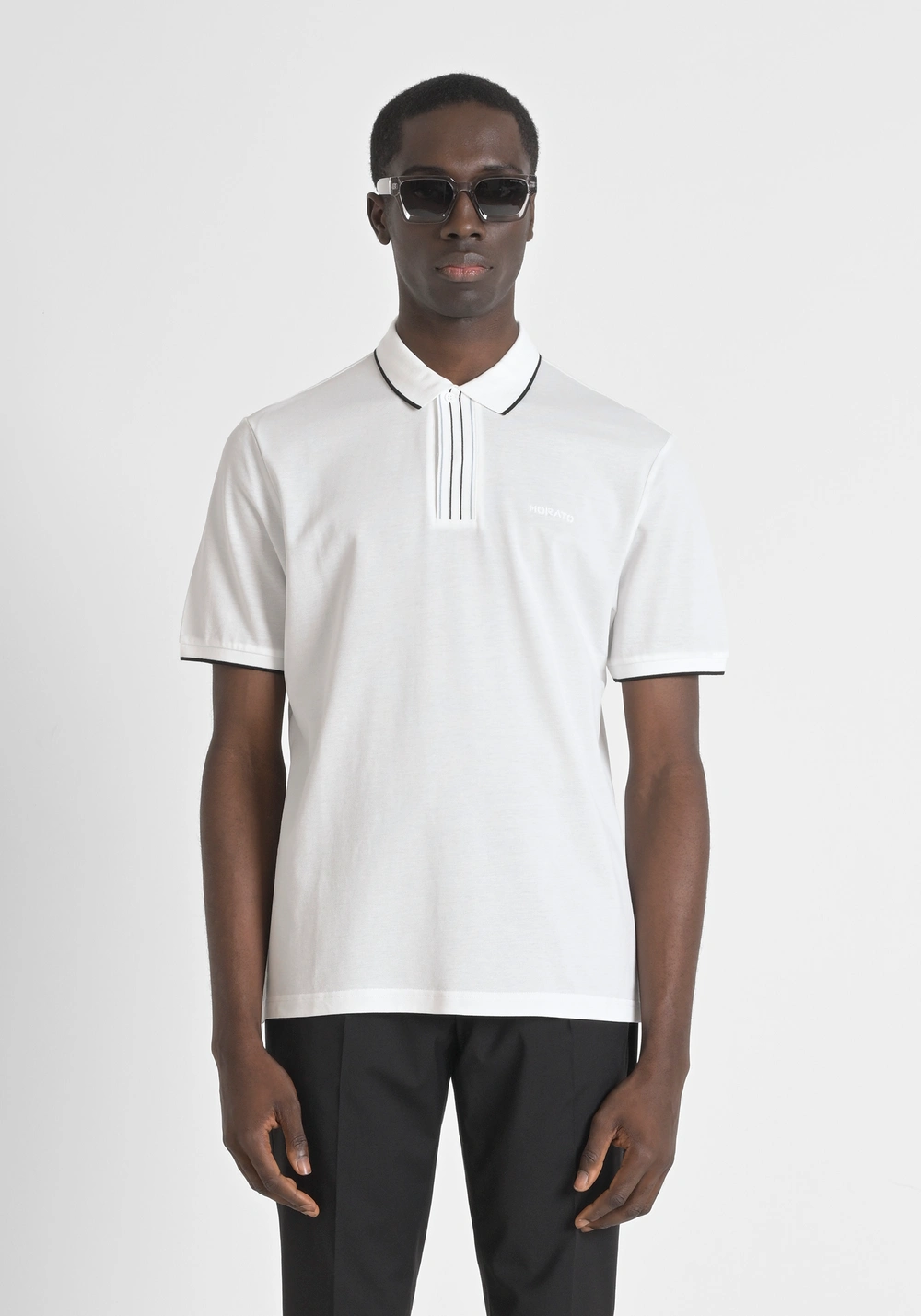 CAMISETA RELAXED FIT DE PUNTO 100 % ALGODÓN DE COLOR LISO CON LOGOTIPO BORDADO - Camisetas y polo | Antony Morato Online Shop