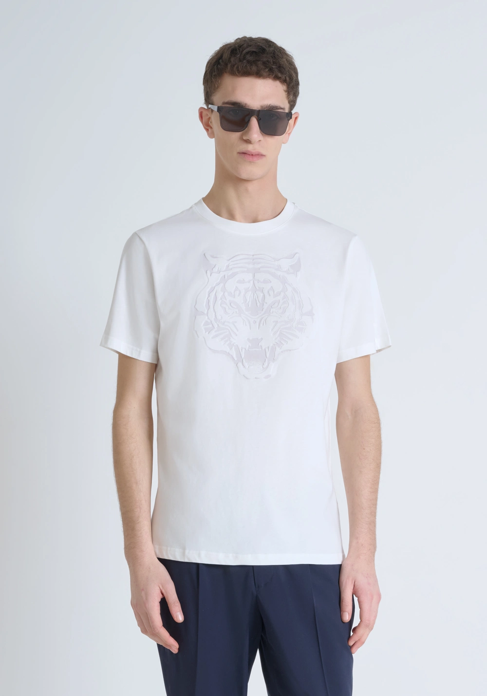 CAMISETA SLIM FIT DE PUNTO DE ALGODÓN PURO CON LOGOTIPO EN RELIEVE TONO SOBRE TONO - Camisetas y polo | Antony Morato Online Shop