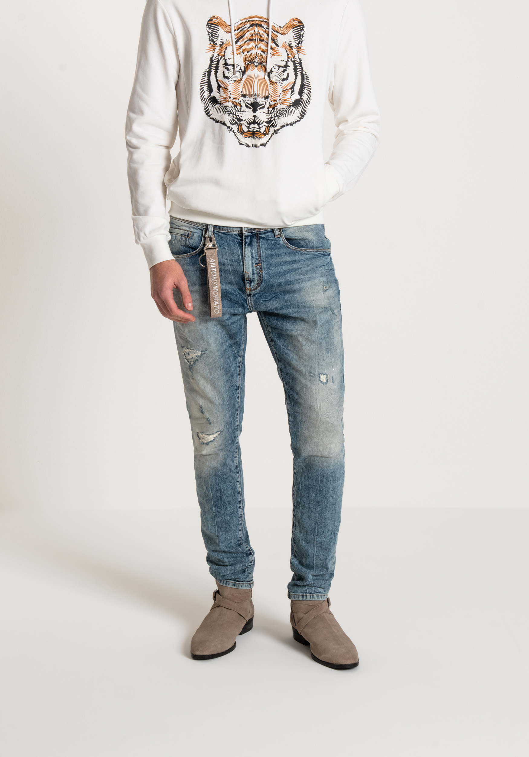 “KENNY” CARROT-CUT JEANS WITH THREADBARE ACCENTS & FLECKS OF PAINT - Jeans | Antony Morato Online Shop