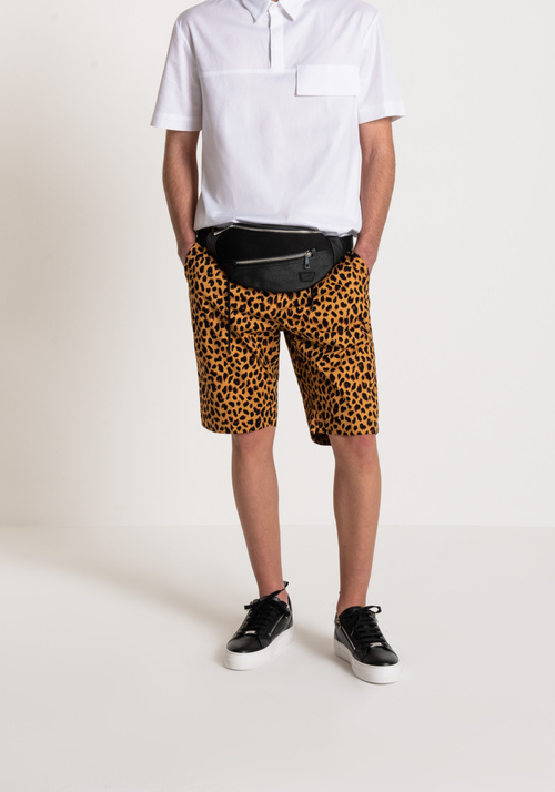 CARROT-CUT “RALPH” SHORTS IN ANIMAL-PATTERNED COTTON - Archivio 40% OFF | Antony Morato Online Shop