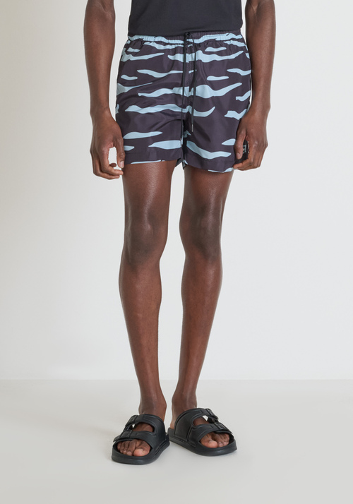 SWIMSUIT REGULAR FIT IN QUICK DRY PRINTED NYLON WITH LOGOED RUBBER PATCH - Beachwear | Antony Morato Online Shop