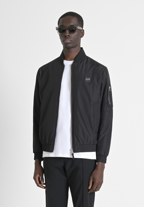 JACKE REGULAR FIT AUS FUNKTIONSGEWEBE MIT SYNTHETISCHER WATTIERUNG SORONA® AURA - Schwarzes Outfit | Antony Morato Online Shop