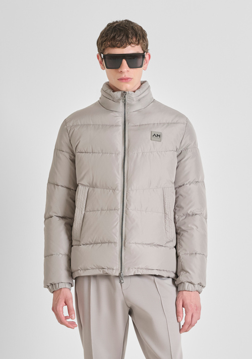 PLUMAS REGULAR FIT EN TEJIDO TÉCNICO CON RELLENO DUPONT SORONA Y PARCHE LOGOTIPADO - Cazadoras y abrigos | Antony Morato Online Shop