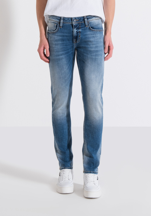 "OZZY" TAPERED FIT JEANS IN MEDIUM WASH STRETCH DENIM - Men's Tapered Fit Jeans | Antony Morato Online Shop