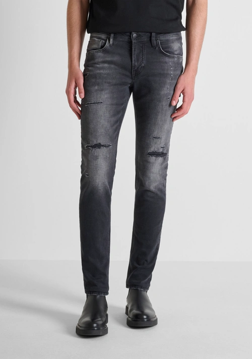 TAPERED FIT JEANS "OZZY" AUS SCHWARZEM DENIM MIT ZERRISSENER BEARBEITUNG - Bekleidung | Antony Morato Online Shop