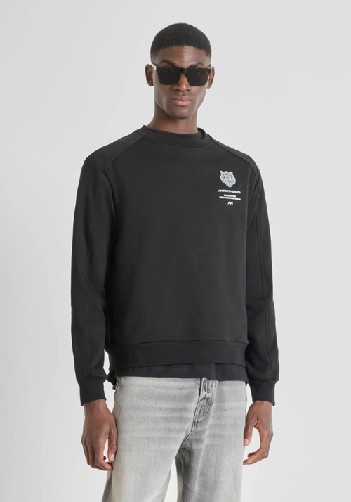 RELAXED FIT CREW NECK SWEATSHIRT IN COTTON BLEND WITH TIGER PATCH - Preview Men's Collection Fall-Winter 2025 | Antony Morato Online Shop