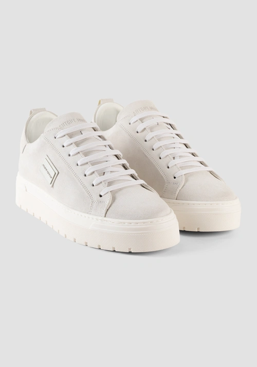 BASKETS EN DAIM AVEC PLAQUETTE MÉTALLIQUE - Baskets | Antony Morato Online Shop