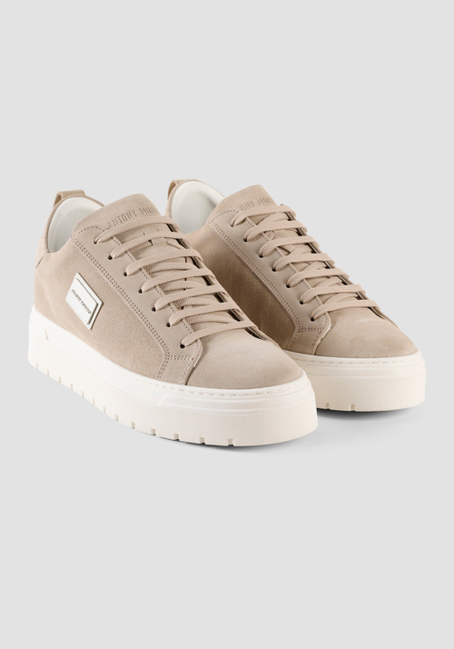 SNEAKER IN CAMOSCIO CON PLACCHETTA METALLICA - Scarpe Uomo | Antony Morato Online Shop