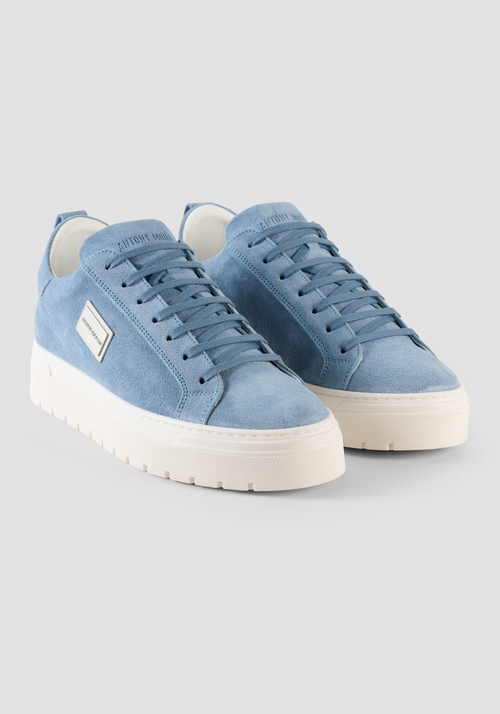 SNEAKER IN CAMOSCIO CON PLACCHETTA METALLICA - Scarpe Uomo | Antony Morato Online Shop