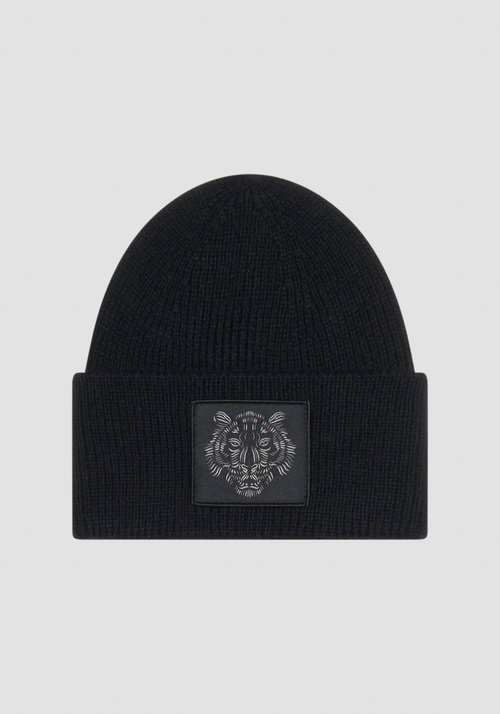 BEANIE IN BLACK WOOL-BLEND KNIT WITH TIGER PATCH - Archive Sale | Antony Morato Online Shop