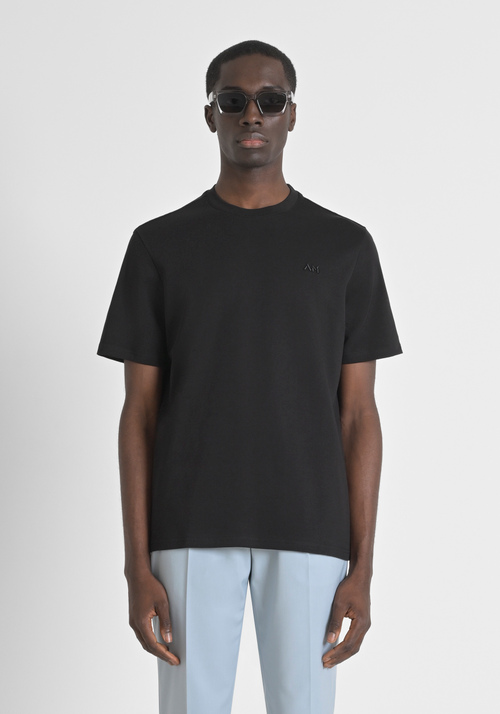T-SHIRT RELAXED FIT AUS REINEM BAUMWOLLJERSEY MIT PERFORIERTEN DETAILS UND METALLPLAKETTE - Schwarzes Outfit | Antony Morato Online Shop