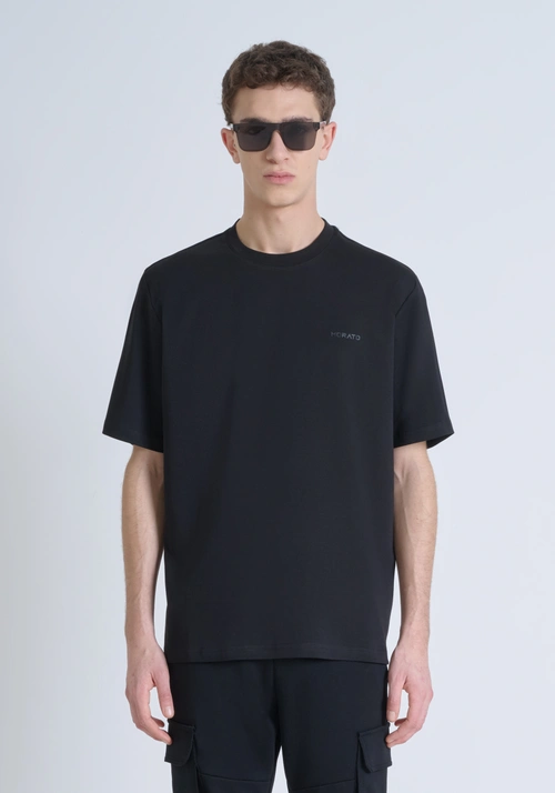RELAXED FIT 100% COTTON JERSEY T-SHIRT WITH TONE-ON-TONE EMBOSSED LOGO LETTERING - Outfit Total Black | Antony Morato Online Shop