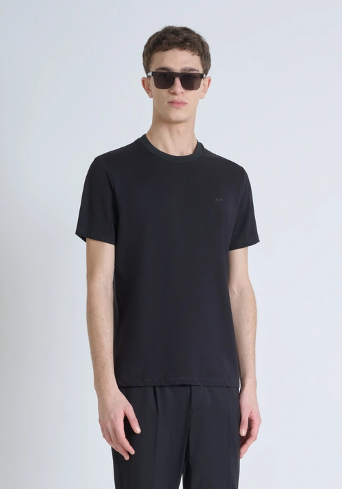 T-SHIRT RELAXED AUS 100 % BAUMWOLLJERSEY MIT FARBLICH ABGESTIMMTEM GEPRÄGTEM LOGO-SCHRIFTZUG - Schwarzes Outfit | Antony Morato Online Shop