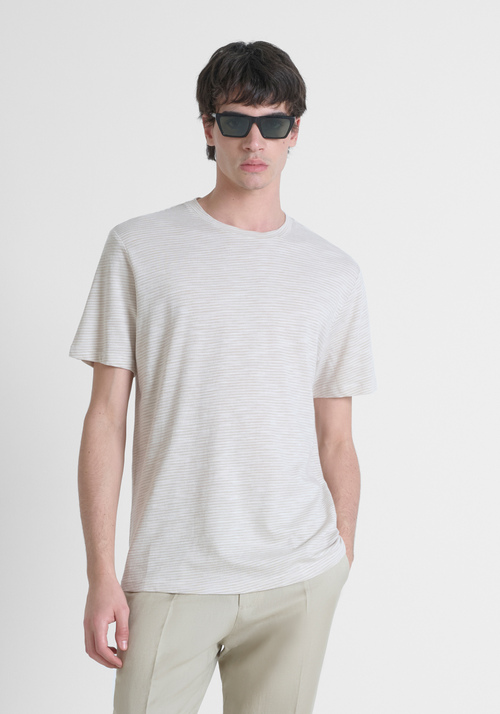 T-SHIRT AUS BAUMWOLLE IN LOCKERER PASSFORM MIT METALLABZEICHEN - Mood Marrakech | Antony Morato Online Shop
