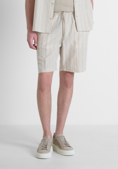 SHORT REGULAR FIT «FRANK» EN MEZCLA DE ALGODÓN Y LINO CON LOGOTIPO METÁLICO - Bermuda y Shorts | Antony Morato Online Shop