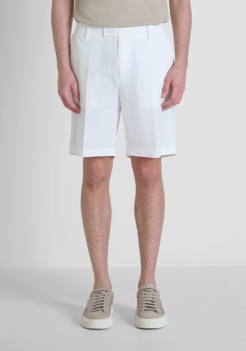 SHORTS RELAXED FIT «EVAN» EN MEZCLA DE ALGODÓN Y LINO CON LOGOTIPO METÁLICO - Bermuda y Shorts | Antony Morato Online Shop