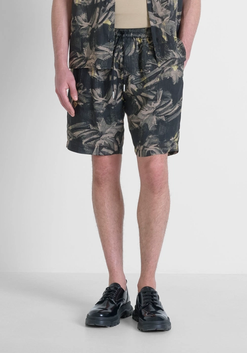 SHORTS REGULAR FIT IN REMIE FABRIC WITH LOGOED METAL BADGE - Bermuda y Shorts | Antony Morato Online Shop