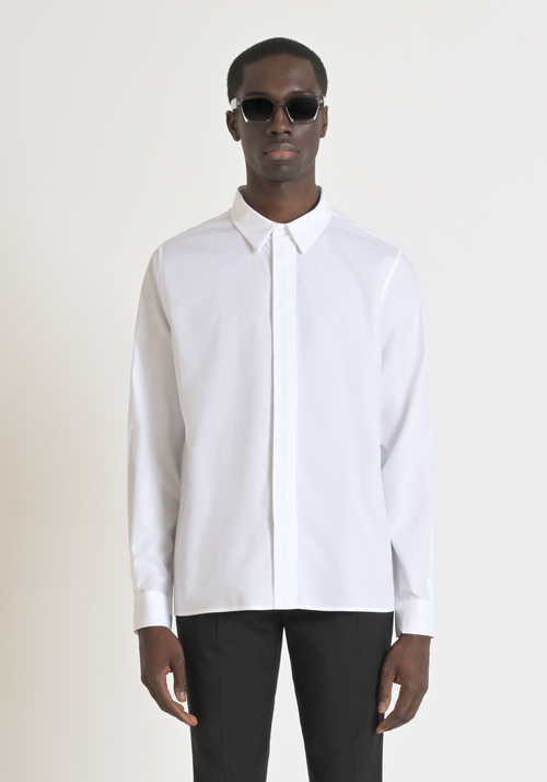HEMD REGULAR FIT „MERIDA“ AUS BAUMWOLLPOPELINE MIT VERDECKTEN KNÖPFEN UND LOGO-PLAKETTE - Hemden | Antony Morato Online Shop