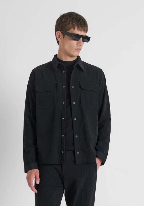 REGULAR FIT SHIRT IN VELVET WITH LOGO BADGE - Total Black Outfit | Antony Morato Online Shop