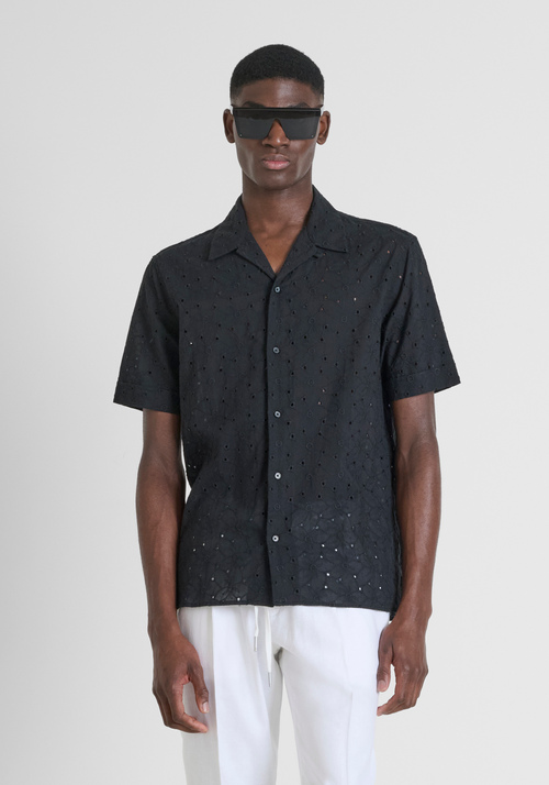 CAMICIA REGULAR STRAIGHT FIT "HONOLULU" IN POPELINE DI COTONE LAVORATO - Outfit Total Black | Antony Morato Online Shop