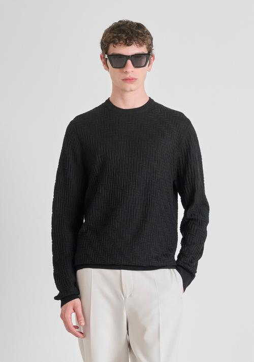 REGULAR FIT SWEATER IN WOOL WITH GEOMETRIC PATTERN - Total Black Outfit | Antony Morato Online Shop