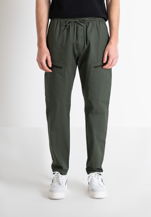 REGULAR FIT CARGO TROUSERS IN COTTON TWILL WITH ZIPPERED POCKETS AND LOGO PATCH - Preview Men's Collection Spring-Summer 2024 | Antony Morato Online Shop