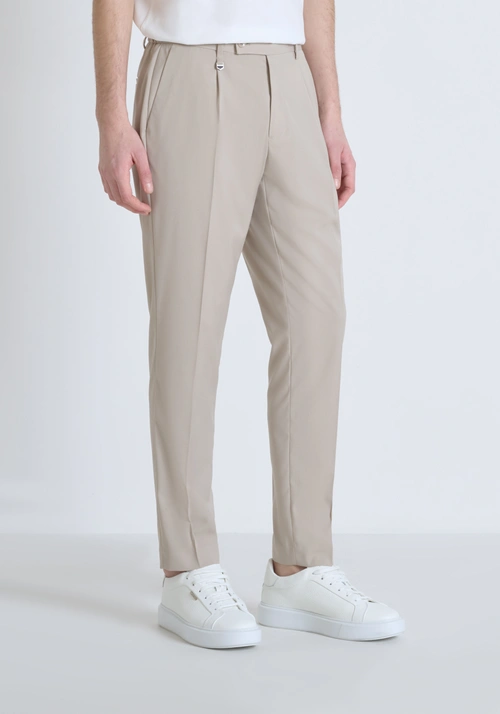 HOSE REGULAR FIT „LUIS“ AUS WEICHEM, ELASTISCHEM VISKOSE-MISCHGEWEBE MIT ASYMMETRISCHEM VERSCHLUSS - New Arrivals FS25 | Antony Morato Online Shop