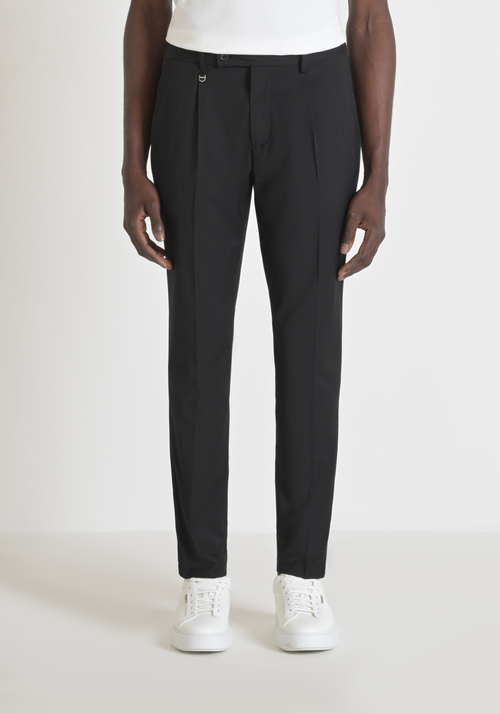 HOSE REGULAR FIT „LUIS“ AUS WEICHEM, ELASTISCHEM VISKOSE-MISCHGEWEBE MIT ASYMMETRISCHEM VERSCHLUSS - New Arrivals FS25 | Antony Morato Online Shop
