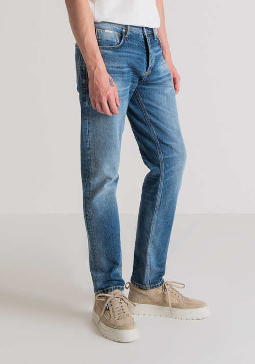 JEAN COUPE SLIM FIT « CLEVE » AVEC JAMBE DROITE EN DENIM CONFORTABLE AVEC DÉLAVAGE MOYEN - Men's Slim Fit Jeans | Antony Morato Online Shop