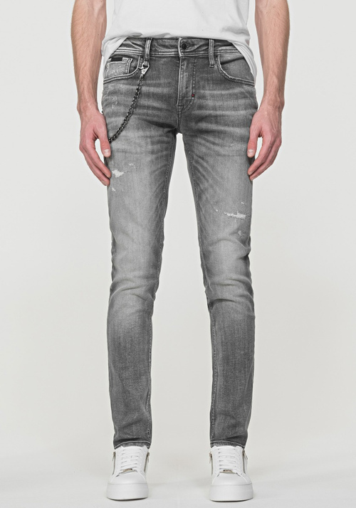 TAPERED-FIT-JEANS „IGGY“ AUS STRETCH-GEWEBE MIT LEDERPATCH - Archive | Antony Morato Online Shop
