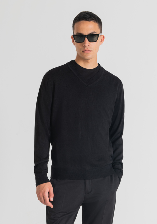 REGULAR FIT SWEATER IN SOFT WOOL-BLEND YARN WITH V-NECK - Knitwear | Antony Morato Online Shop