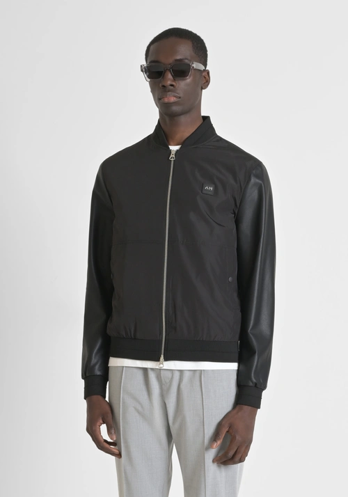 JACKE REGULAR FIT AUS FUNKTIONSGEWEBE MIT ÄRMELN AUS LEDERIMITAT UND LOGO-PATCH - Schwarzes Outfit | Antony Morato Online Shop