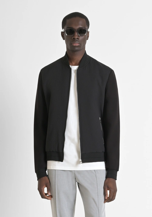 COAT REGULAR FIT IN TECHNO FABRIC AND CONTRAST STRETCH INSERT AND LOGO PATCH - Schwarzes Outfit | Antony Morato Online Shop