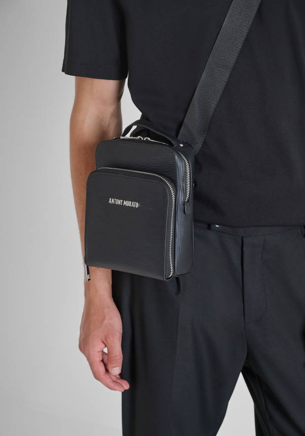 POSTBOTEN-TASCHE AUS KUNSTLEDER MIT GRIFF UND SCHULTERGURT - Antony Morato Online Shop