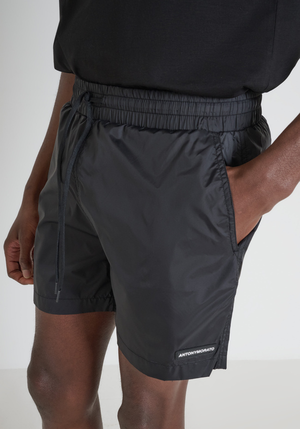 MAILLOT DE BAIN COUPE RÉGULIÈRE EN NYLON IMPRIMÉ À SÉCHAGE RAPIDE - Antony Morato Online Shop